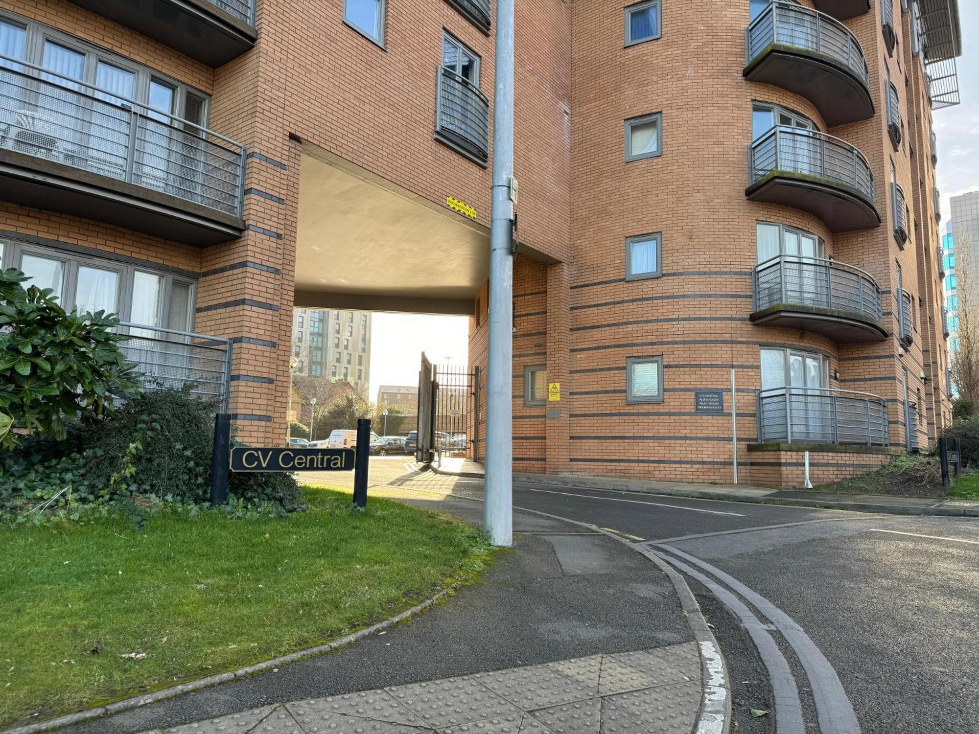 Triumph House - 3-bed 2-bath In Centre By Covstays