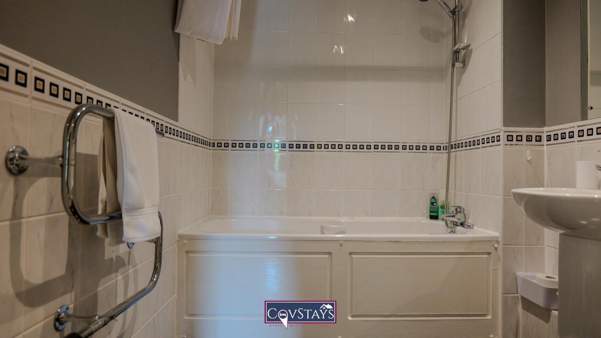 Triumph House - 3-bed 2-bath In Centre By Covstays *
